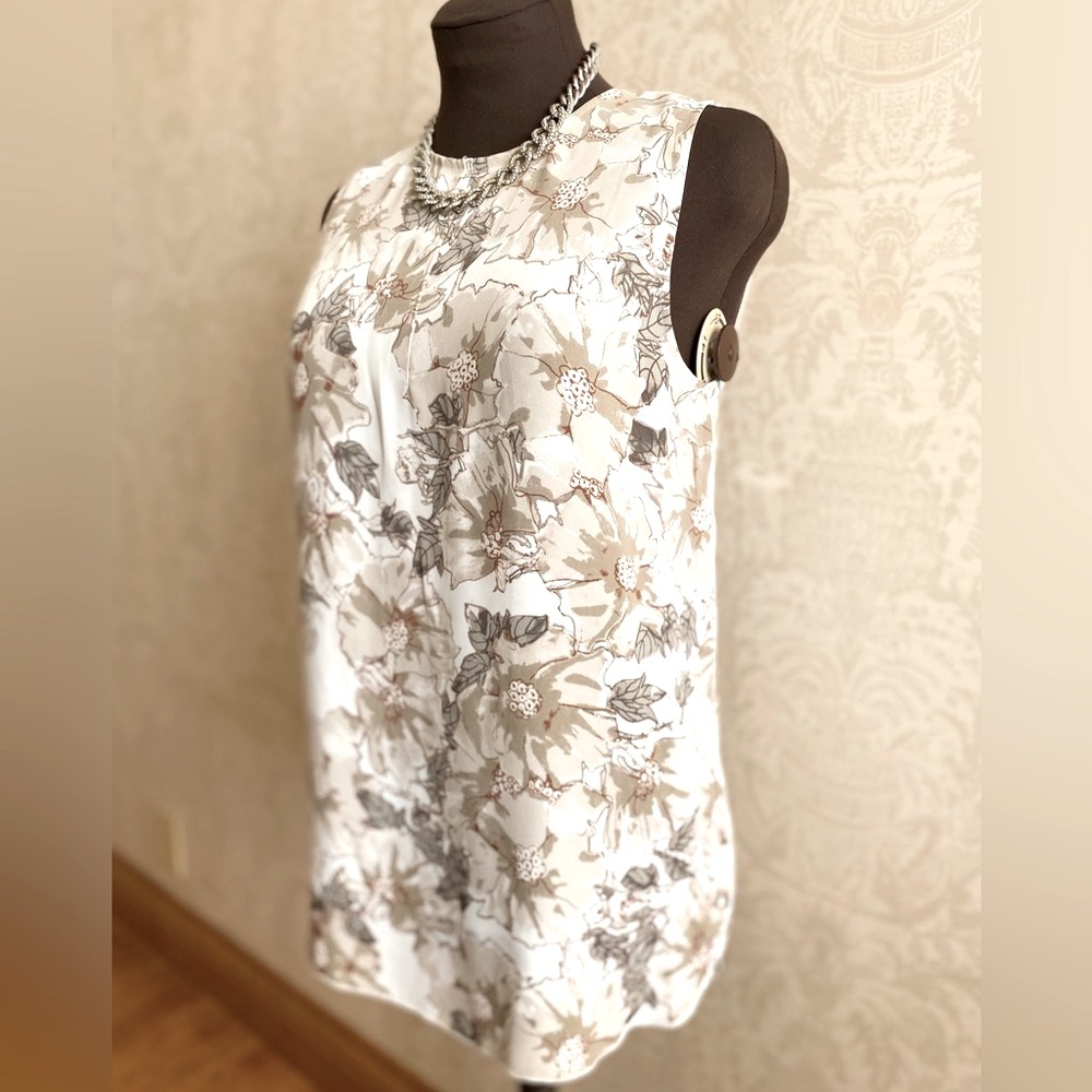 NWOT Aritzia Babaton neutral floral blouse M